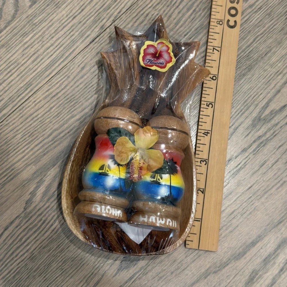 Vtg Wooden Souvenir Aloha Hawaii Salt & Pepper With Pineapple Dish